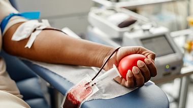 Frau beim Blut spenden - Foto: iStock/SeventyFour
