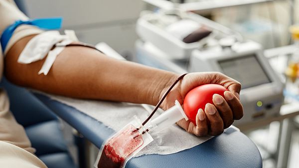 Frau beim Blut spenden - Foto: iStock/SeventyFour