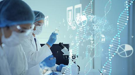 Labortechniker bei der Untersuchung von genetischen Proben - Foto: iStock-1209892070 metamorworks
