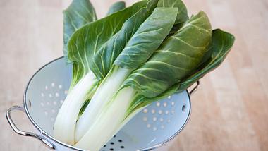 Mangold in einem Sieb - Foto: istock/aloha_17