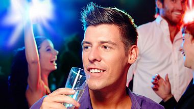 Mann feiert auf einer Party - Foto: Shutterstock