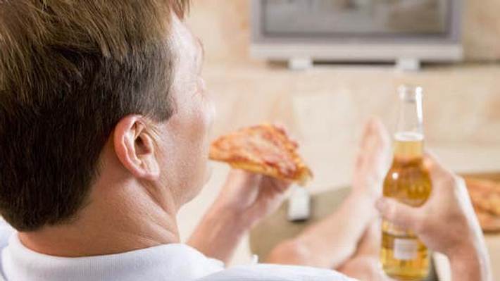 Fettleber Risikofaktoren zu viel Pizza und Bier - Foto: Fotolia