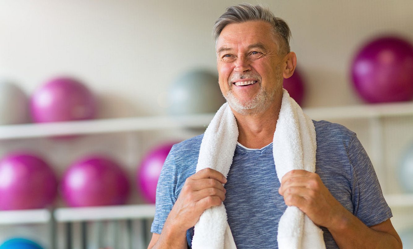 Mann im Fitnessraum