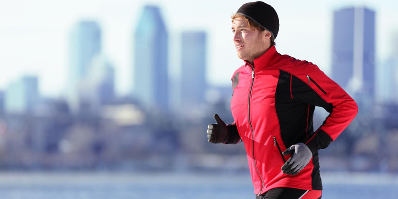Mann joggt im Winter
