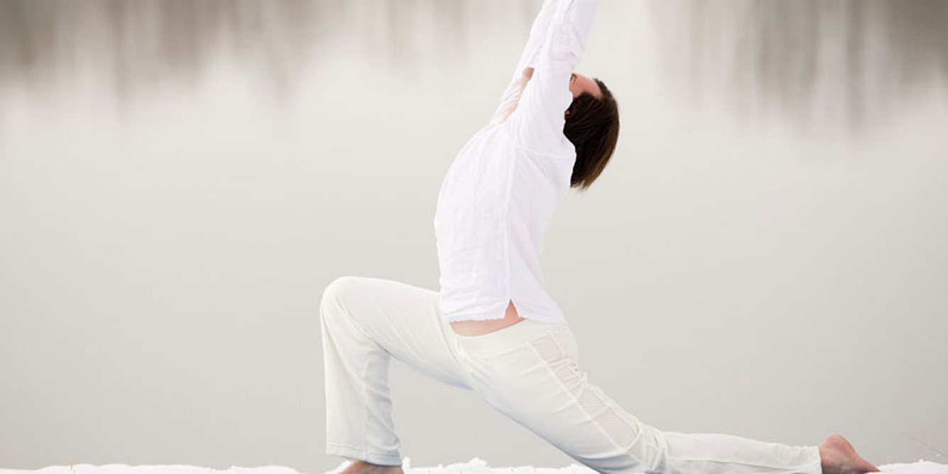 Mann macht Yoga im Schnee