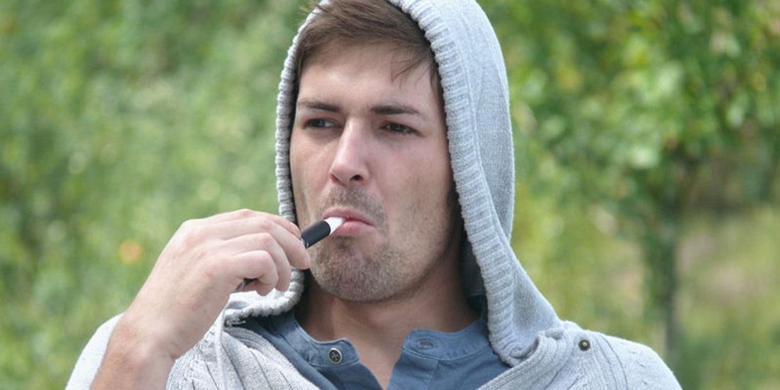 Mann mit E-Zigarette