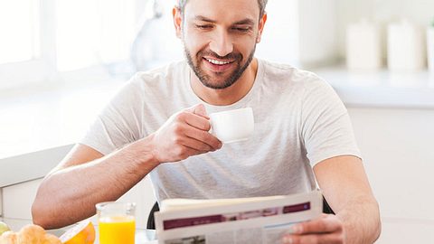Ein Mann frühstückt und trinkt Kaffee - Foto: Fotolia