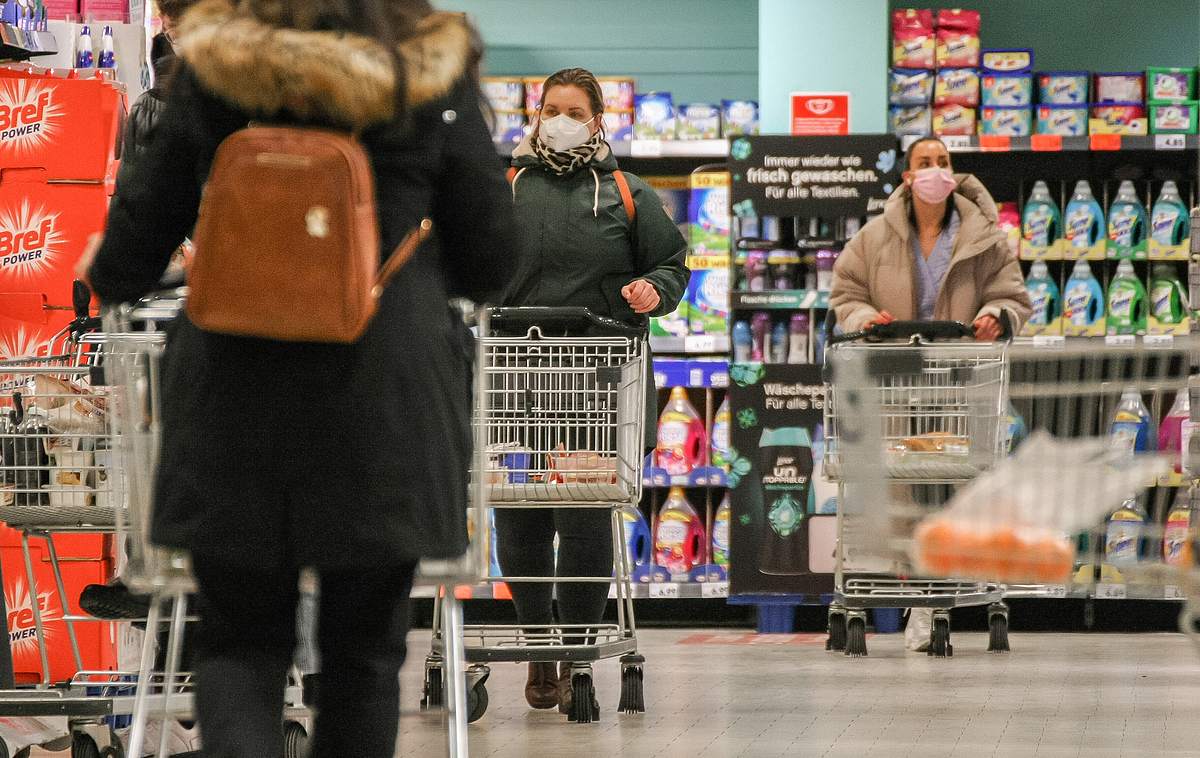 Menschen mit Maske kaufen im Supermarkt ein