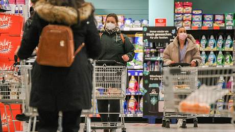Menschen mit Maske kaufen im Supermarkt ein - Foto: IMAGO/IPA Photo