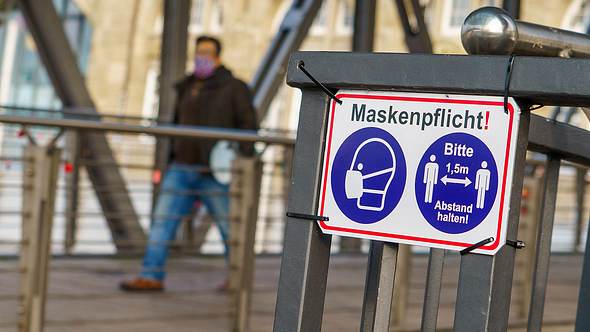 Wie sinnvoll ist eine Maskenpflicht im Freien? - Foto: imago images: Chris Emil Janßen