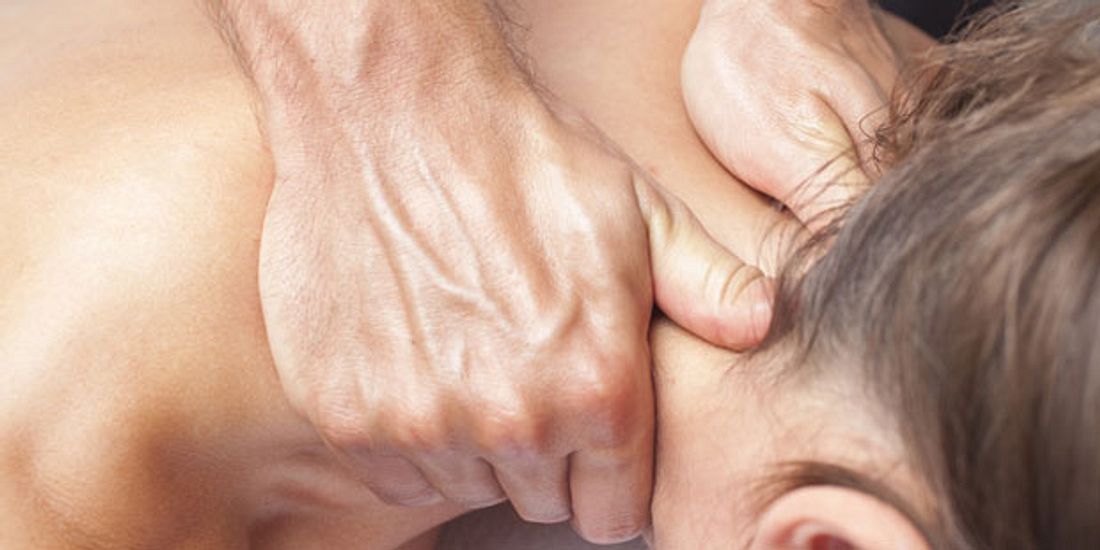 Nacken-Massage lockert die Muskulatur