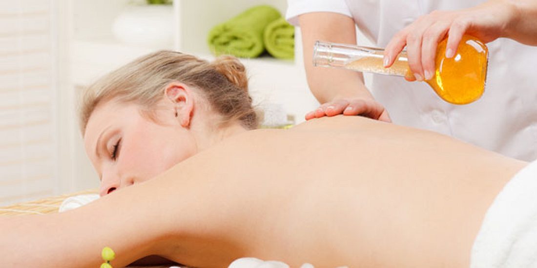 Massageöl hilft bei Rückenschmerzen