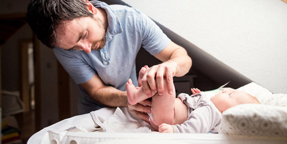 Bei der Mastitis-Behandlung sollten Familienmitglieder die Mutter entlasten