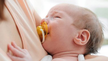 Eine Mutter kann ihr Kind nicht stillen, weil sie an einer Mastitis leidet - Foto: iStock