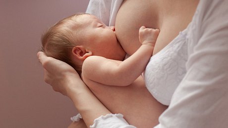 Bei einer Mastitis schmerzt die Brust, das Kind zu stillen, kann daher schmerzhaft sein - Foto: iStock