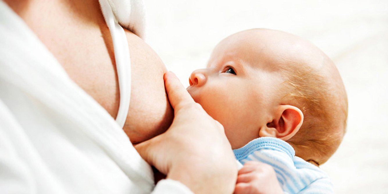 Hebammen und Frauenärzte raten Müttern hinsichtlich der Mastitis-Vorbeugung, die Brust regelmäßig zu entleeren