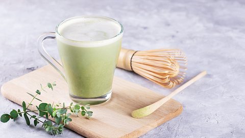Matcha Latte Heißgetränk - Foto: istock/ Anna Fedorova