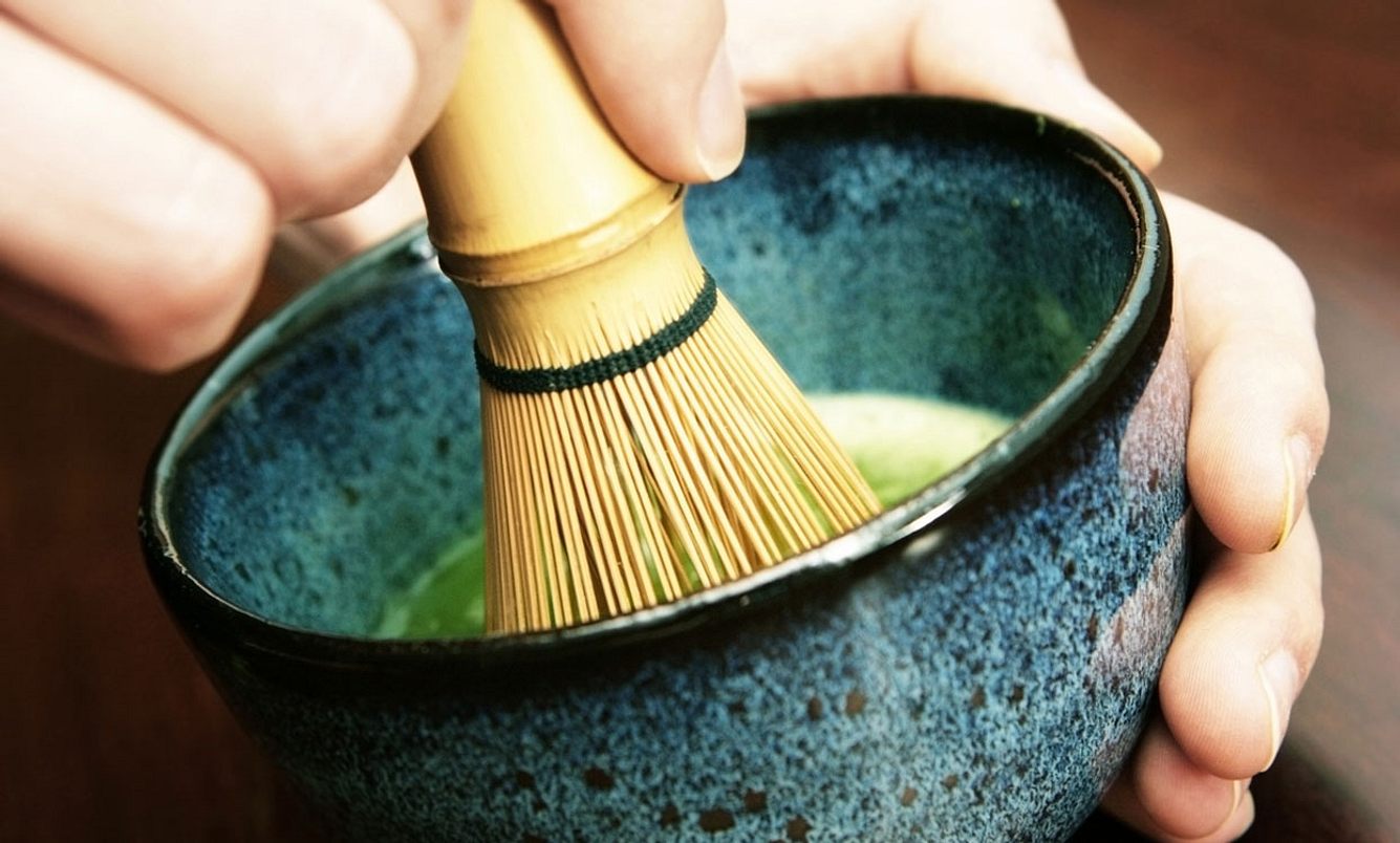 Matcha Tee rühren