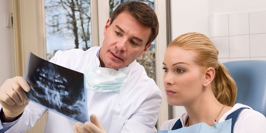 Arzt erklärt Röntgenbild