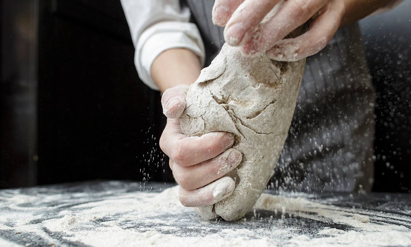 Durch das Einatmen von Mehlstaub wird das Bäckerasthma ausgelöst