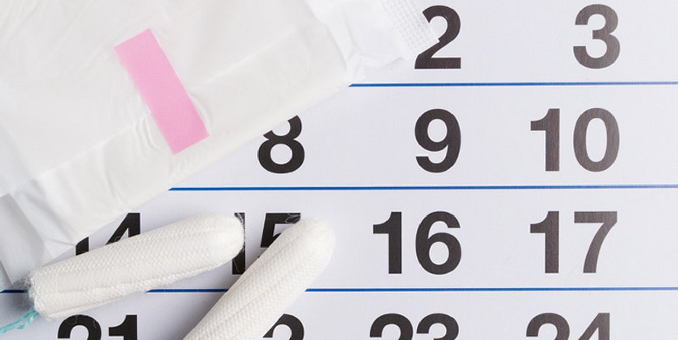 Bei einer Menorrhagie dauert die Monatsblutung bis zu 14 Tage - dementsprechend hoch ist der Verbrauch an Tampons und Binden