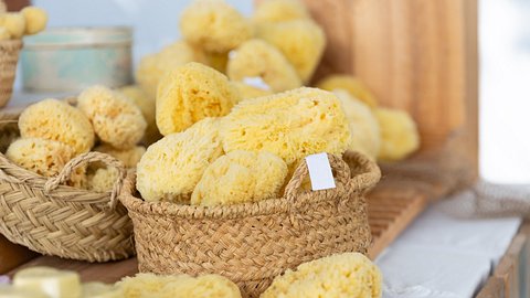 Naturschwämme in einerm Korb - Foto: iStock/Silvia Bianchini