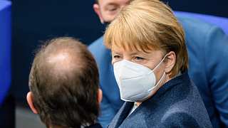 Bundeskanzlerin Angela Merkel mit Maske - Foto: istock/imago images/Political-Moments