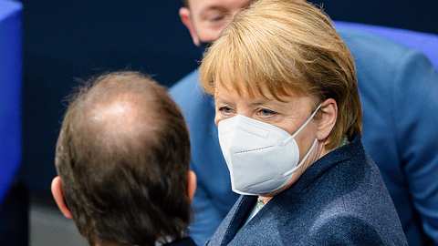 Bundeskanzlerin Angela Merkel mit Maske - Foto: istock/imago images/Political-Moments