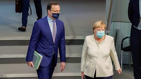 Jens Spahn und Angela Merkel - Foto: imago images