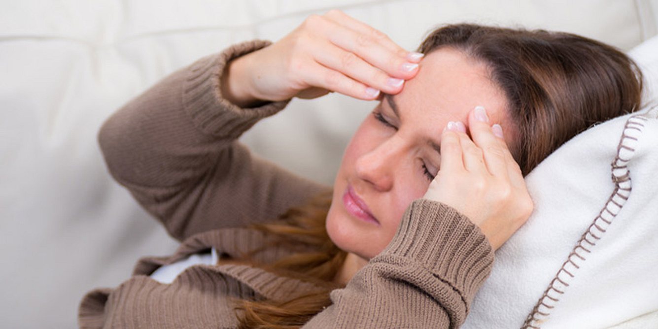 Frau mit Migräneschmerzen