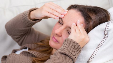 Frau mit Migräneschmerzen - Foto: Fotolia