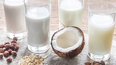 Pflanzlicher Milchersatz ist eine beliebte Alternative zu Milch - Foto: AlexPro9500/iStock