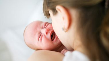 Wenn der Milchspendereflex zu stark ausfällt, kann das Baby die Muttermilch nicht gut aufnehmen - Foto: iStock