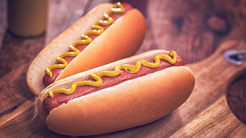 Hot dog mit Senf - Foto: iStock/GMVozd