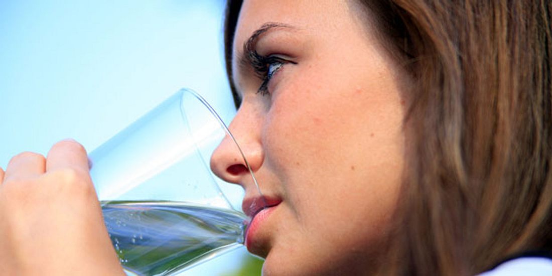 Wasser trinken gegen Migräne