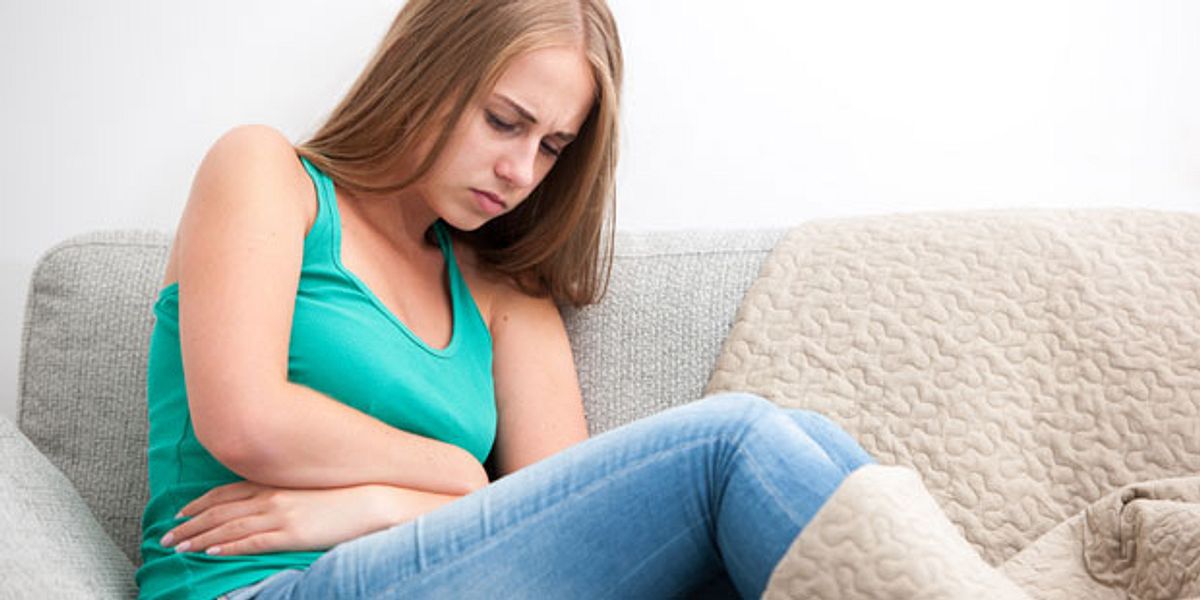 Magenbeschwerden können viele Ursachen haben. Halten sie länger an und lassen sich nicht mit Hausmitteln und Ernährungsumstellung lindern, sollten Sie einen Arzt aufsuchen