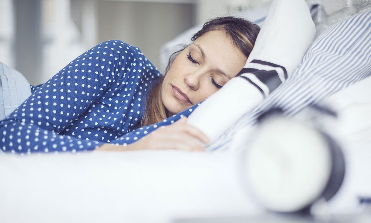 Eine Frau schläft mit erhöhtem Kopf