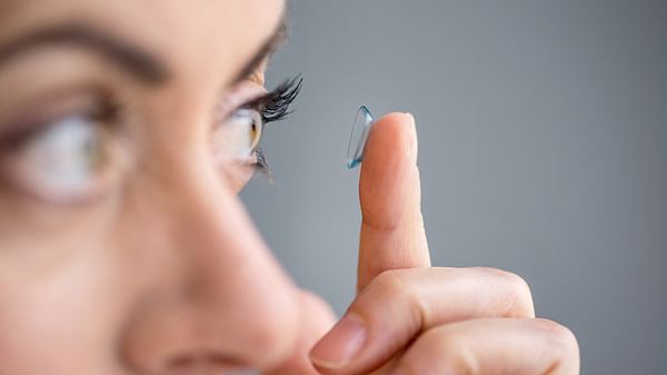 Mit Kontaktlinsen schlafen: ist das schädlich? - Foto: iStock / julief514