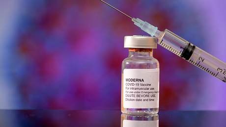 Corona-Impfstoff mit Spritze - Foto: IMAGO / MiS
