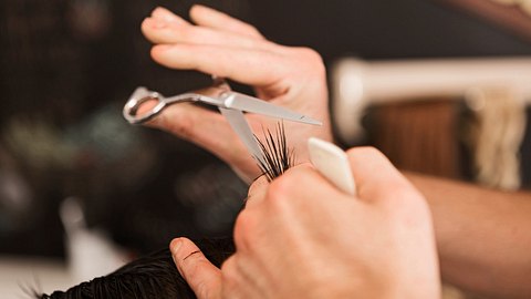 Mann bekommt Haare geschnitten - Foto: istock/Nastasic