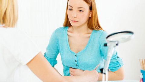 Frau mit Morbus Crohn beim Arzt - Foto: Fotolia