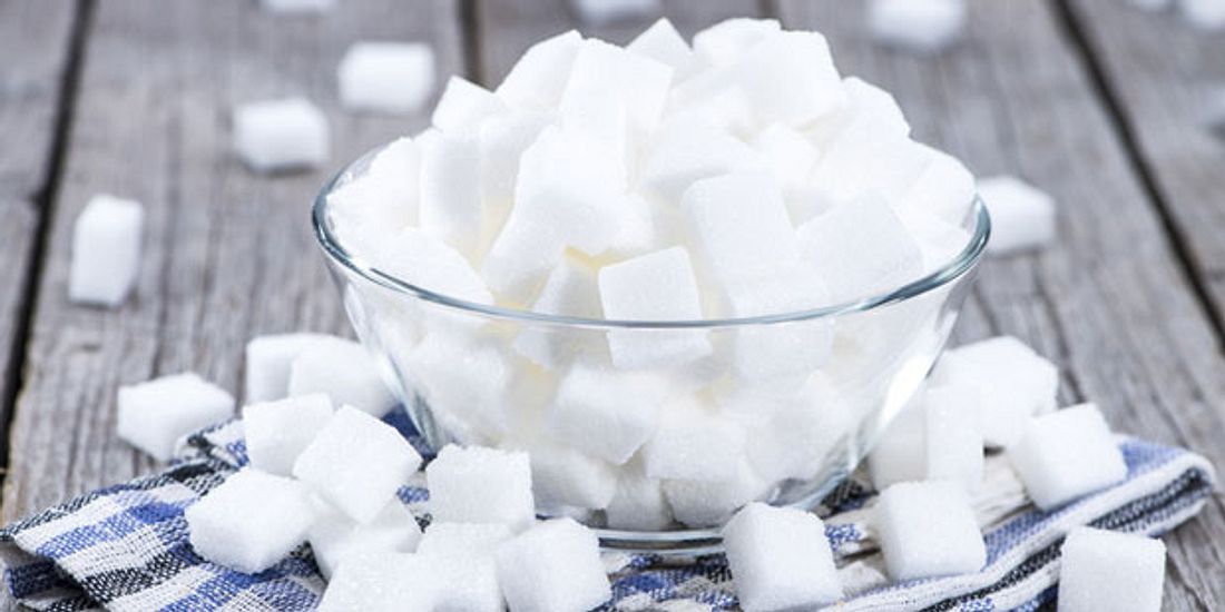 Weißer Zucker schadet bei Morbus Crohn