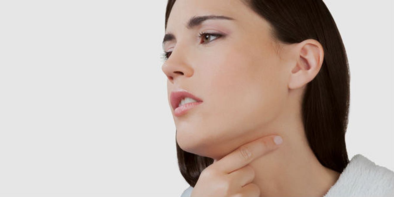 Ein Enge-Gefühl im Hals kann ein erstes Symptom für eine mögliche Fehlfunktion der Schilddrüse sein
