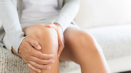 Eine Frau fasst sich an ihr schmerzendes Knie - Foto: iStock_spukkato