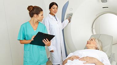 Bei einer Patientin wird ein MRT durchgeführt - Foto: Fotolia