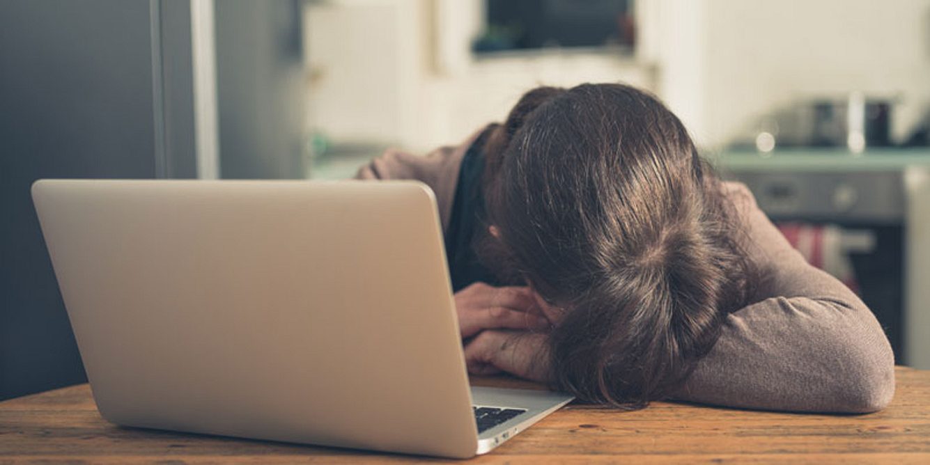 Frau ist vor dem Laptop eingeschlafen