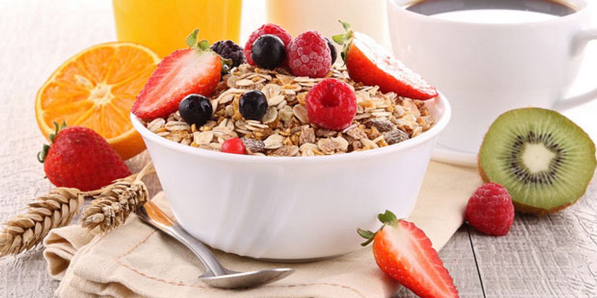 Beugt Müdigkeit vor: Ein gesundes Frühstück. Haferflocken im Müsli-Mix liefern Energie, Ballaststoffe und senken den Cholesterinspiegel