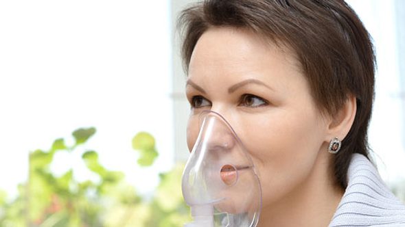 Inhalation bei der Behandlung von Mukoviszidose-Patienten - Foto: shutterstock