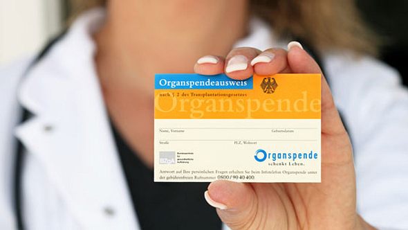 Frau mit Organspendeausweis - Foto: Fotolia