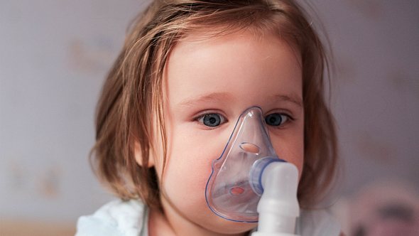 Ein kleines Mädchen inhaliert - Foto: iStock/EllenaZ